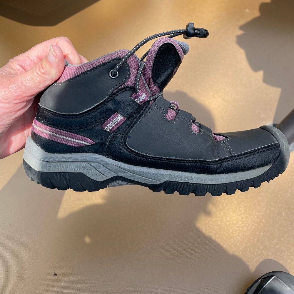KEEN Kids size 2 Targhee hiking shoes.